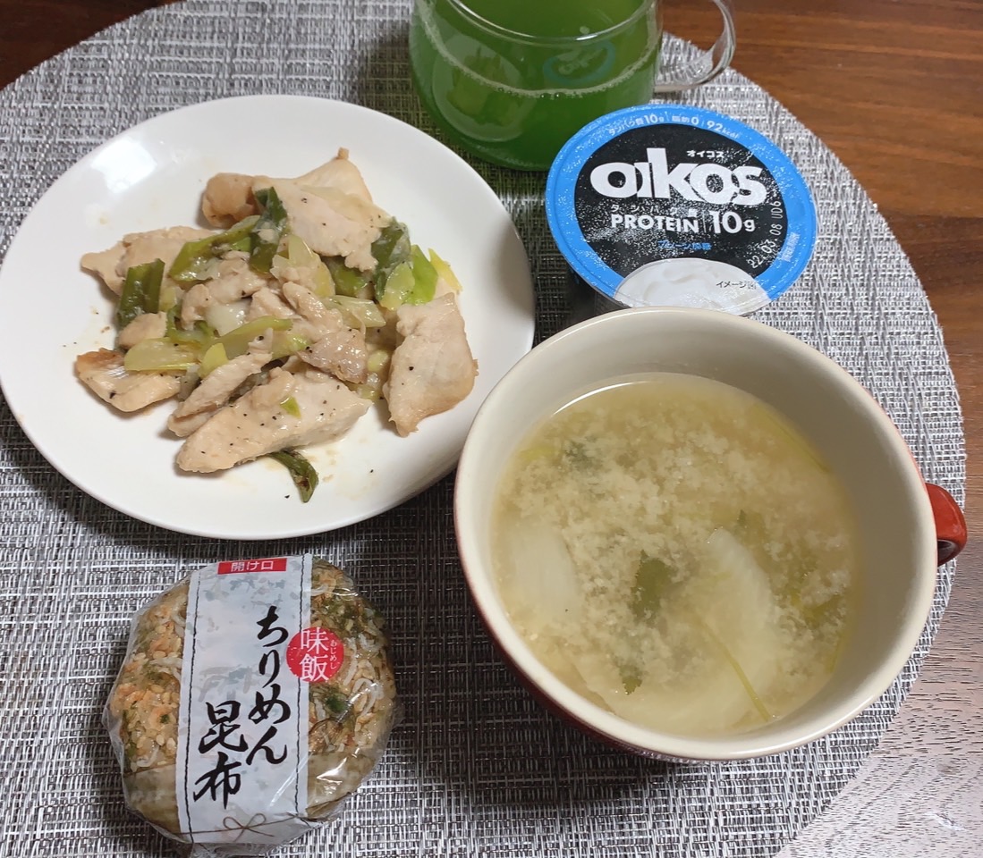 鶏むね肉・味噌汁・ヨーグルトなどバランスのとれたダイエット食の例