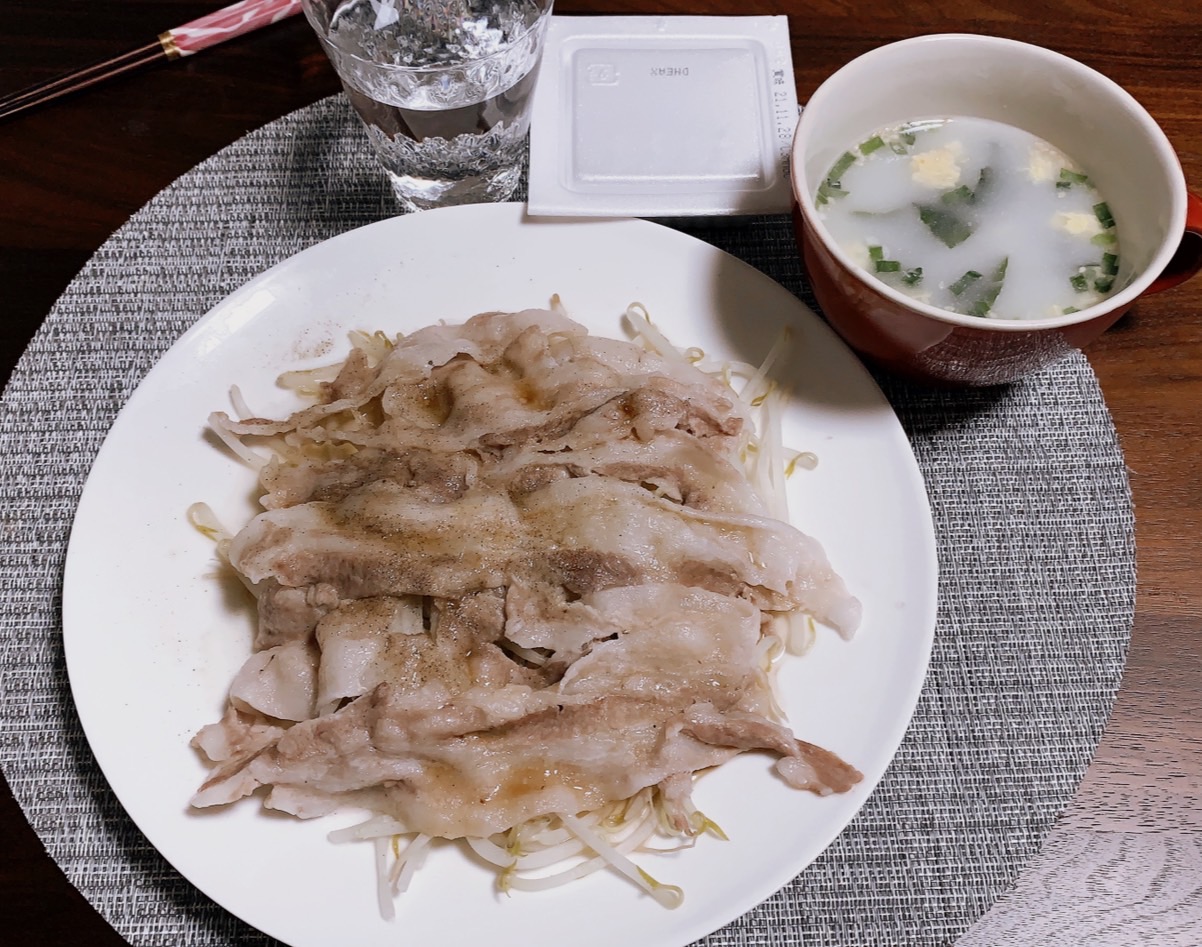 豚肉ともやし・スープを組み合わせた高タンパクな食事例