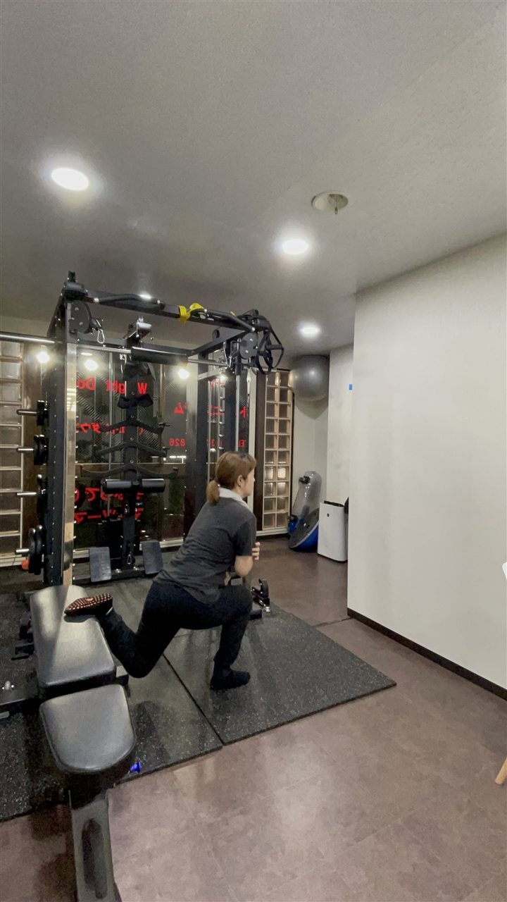 Weight Downでトレーニングする女性