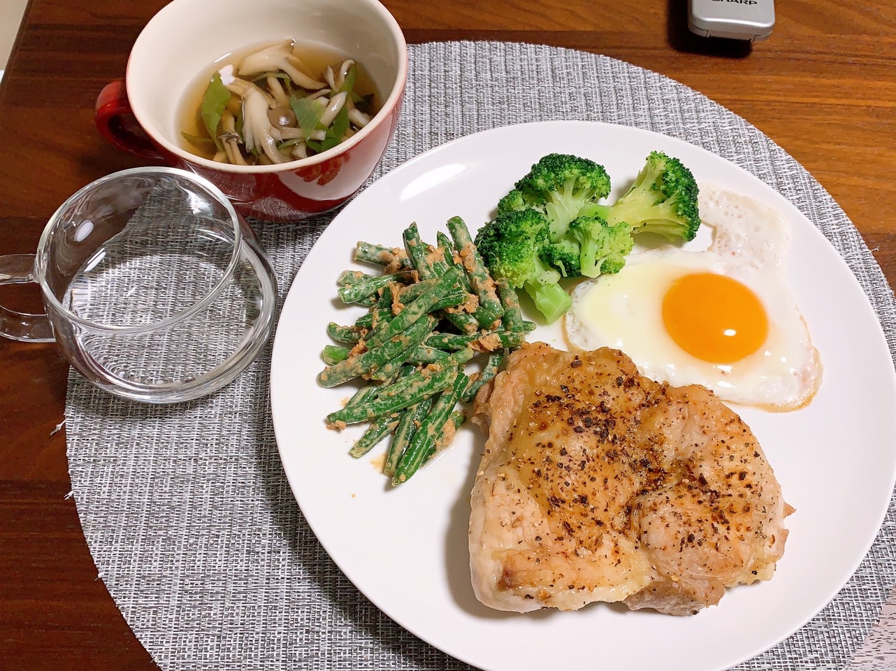 鶏むね肉・卵・野菜を組み合わせたタンパク質中心の食事例