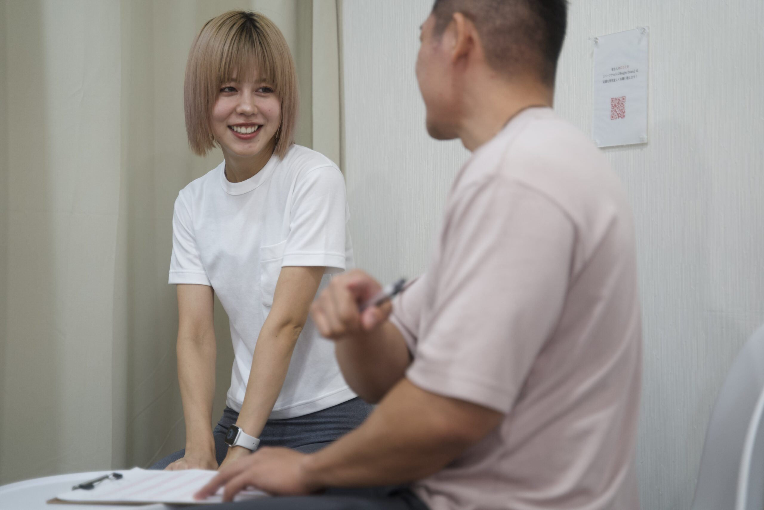 パーソナルトレーナーとカウンセリングをする様子
