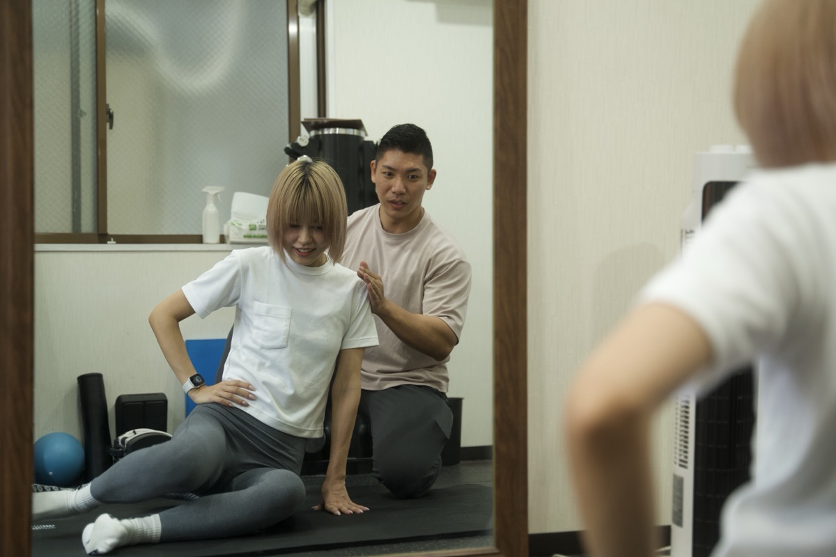 東灘区で40代50代がパーソナルトレーニングを受ける様子