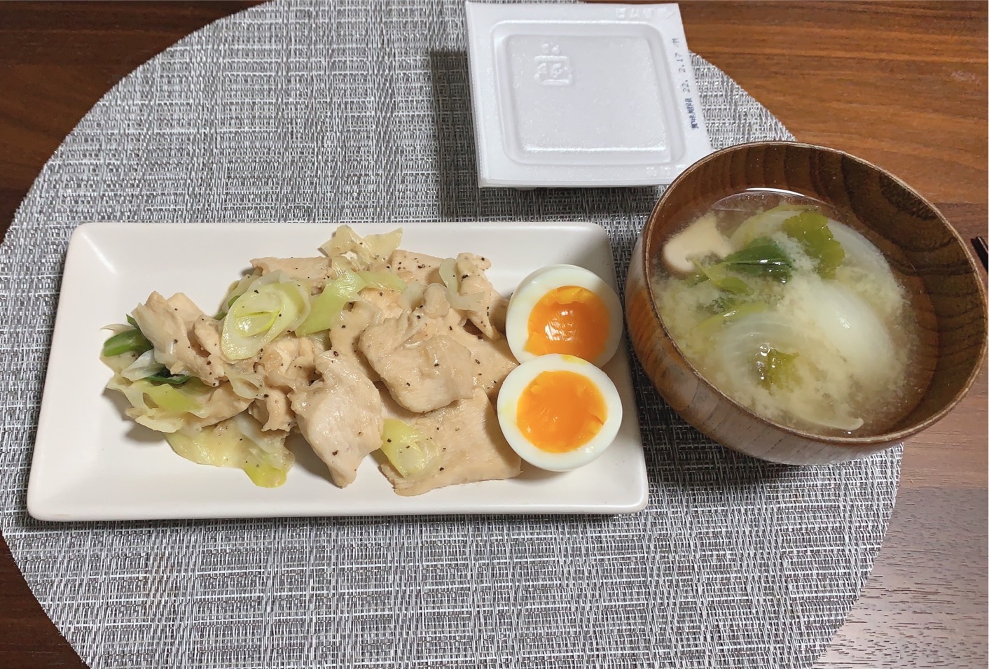 豚肉と野菜・卵・汁物を組み合わせたタンパク質中心の食事例