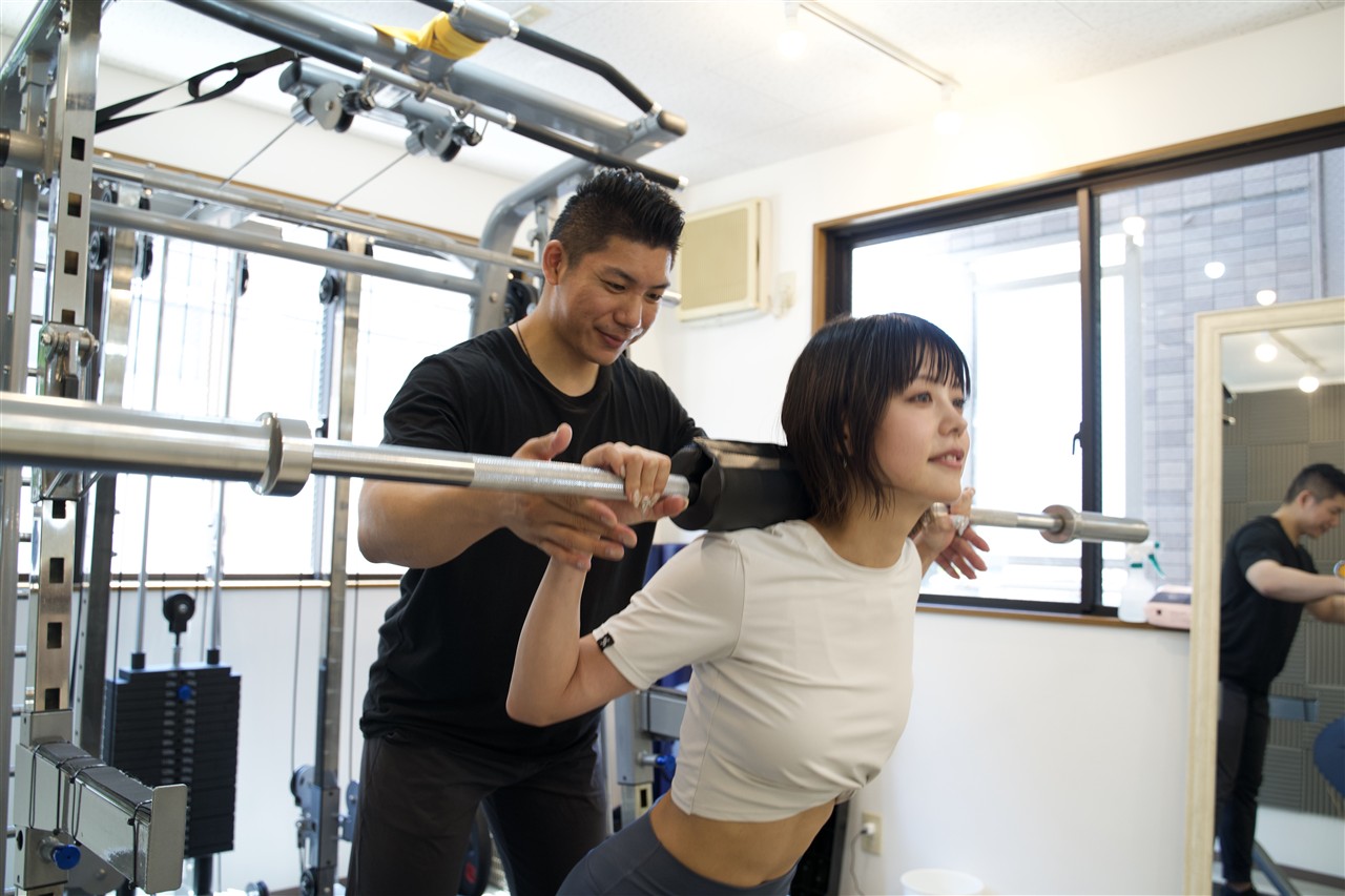 Weight Down 甲子園口駅店でトレーナーの指導のもとトレーニングする様子