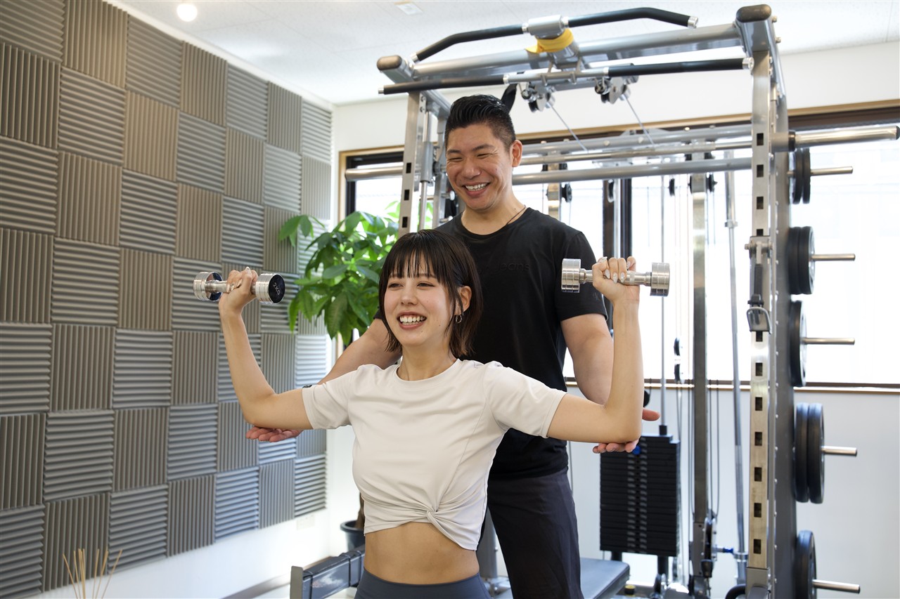 Weight Down 甲子園口駅店で明るく指導を受けながらトレーニングする様子