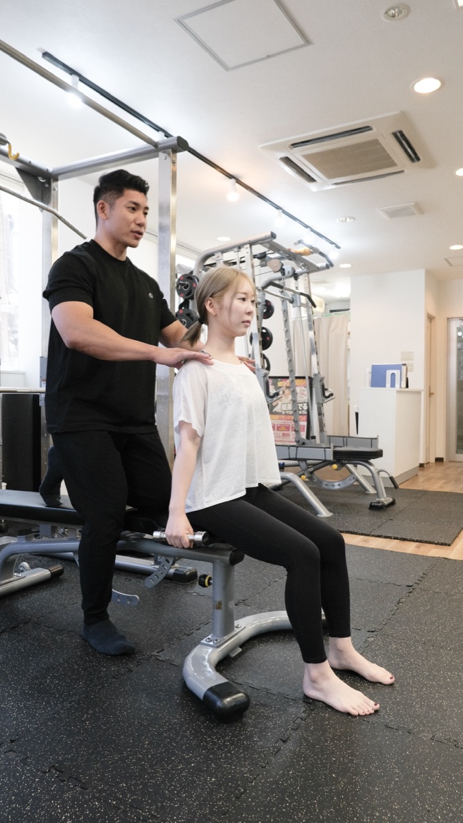 新長田のパーソナルジムでフォームと姿勢を指導するボディメイクトレーニング