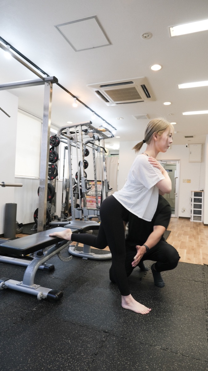 住吉のパーソナルジムで40代女性がトレーニングする様子