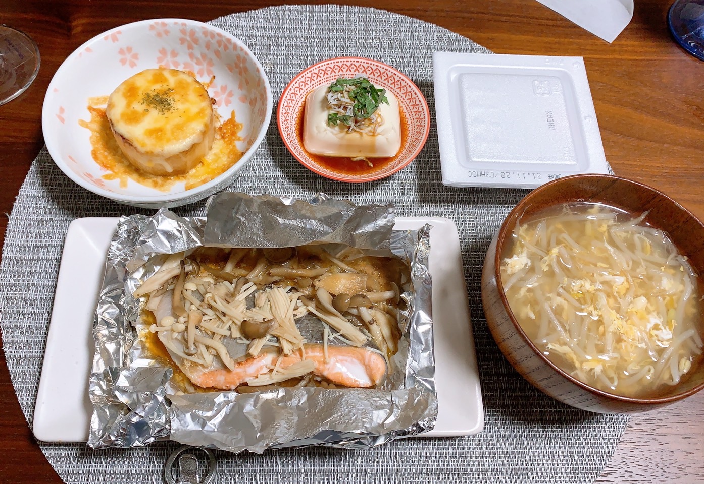 鮭のホイル焼き・豆腐・味噌汁など糖質を抑えた食事の例