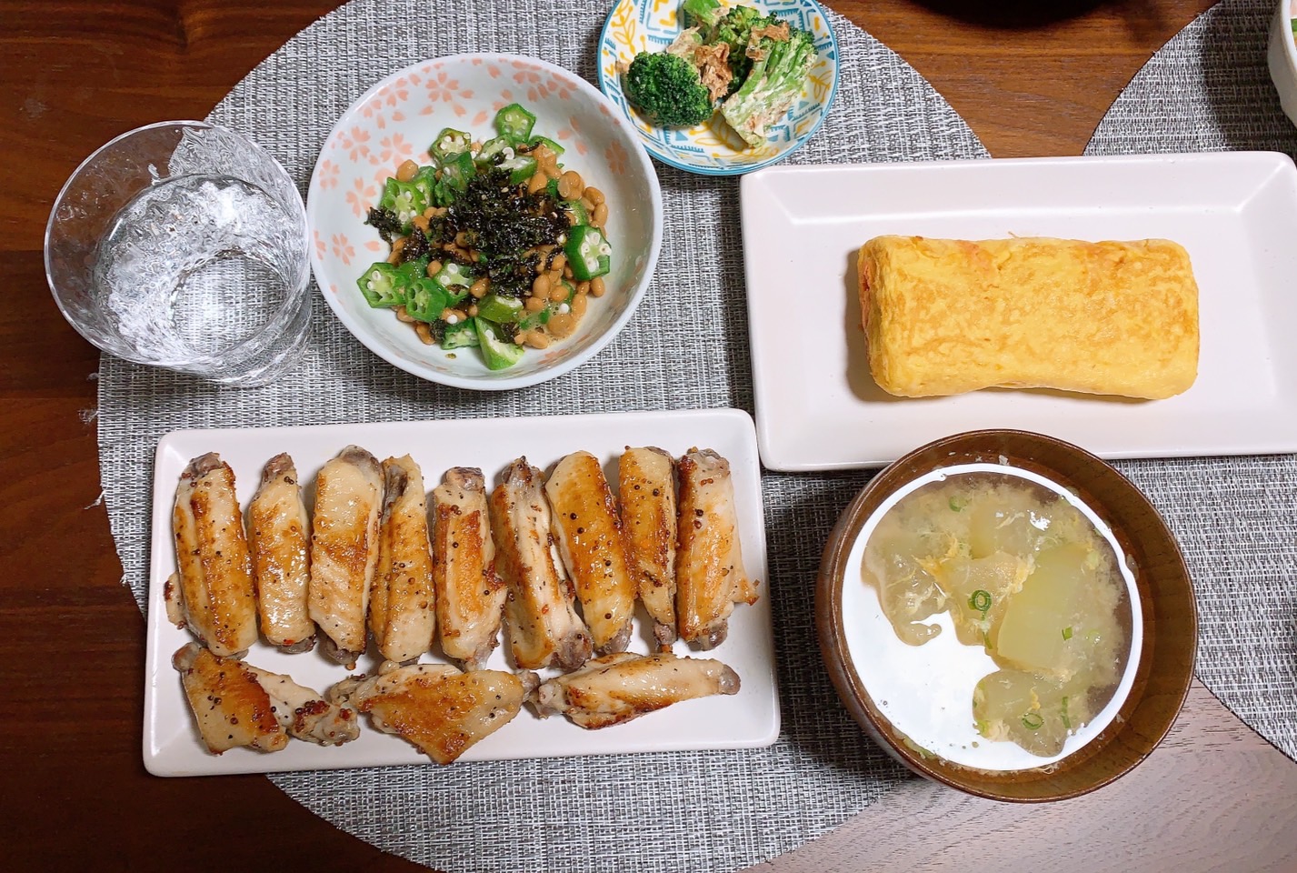 手羽・納豆・だし巻き卵・野菜をそろえた糖質控えめの和食例