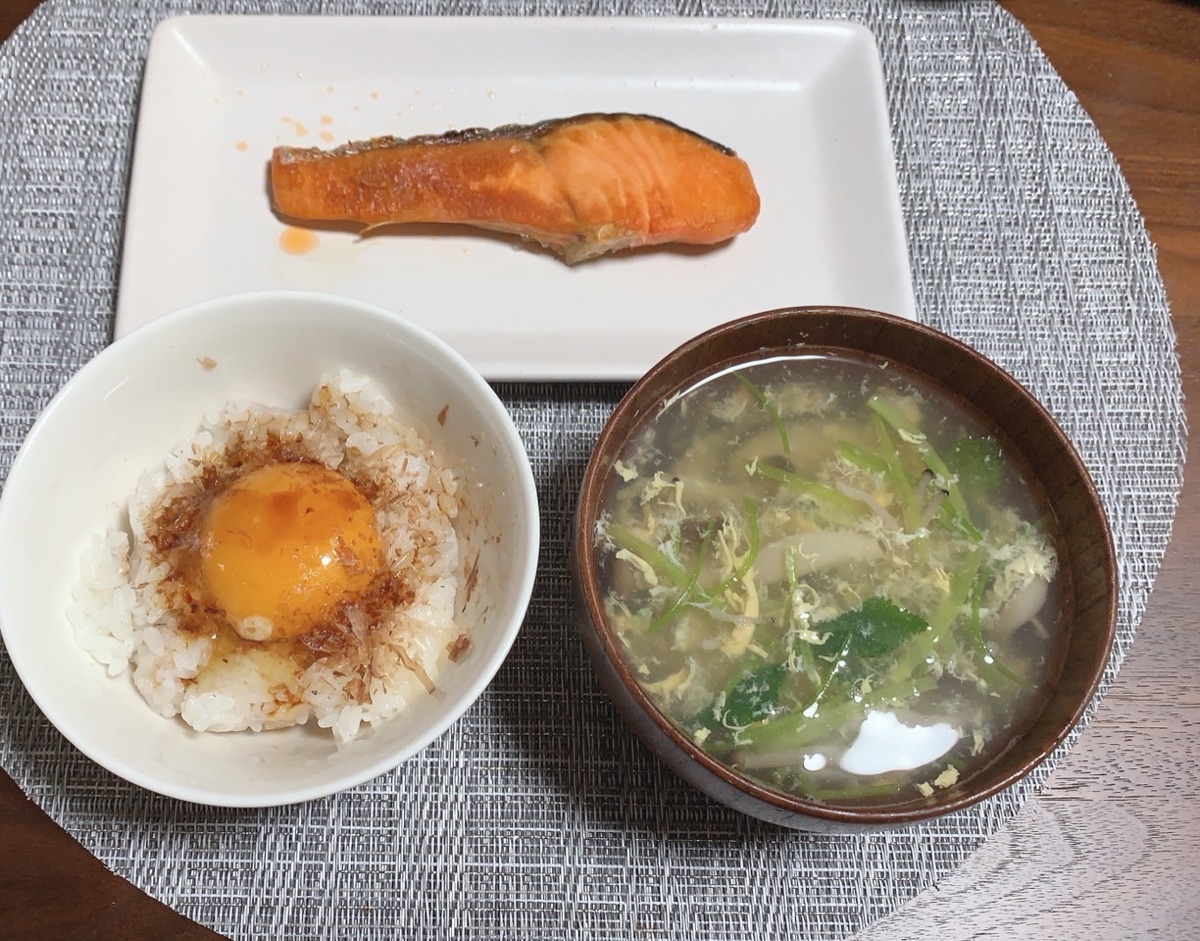 秋のダイエット中でも食べられる和定食(焼き鮭・ごはん・味噌汁)