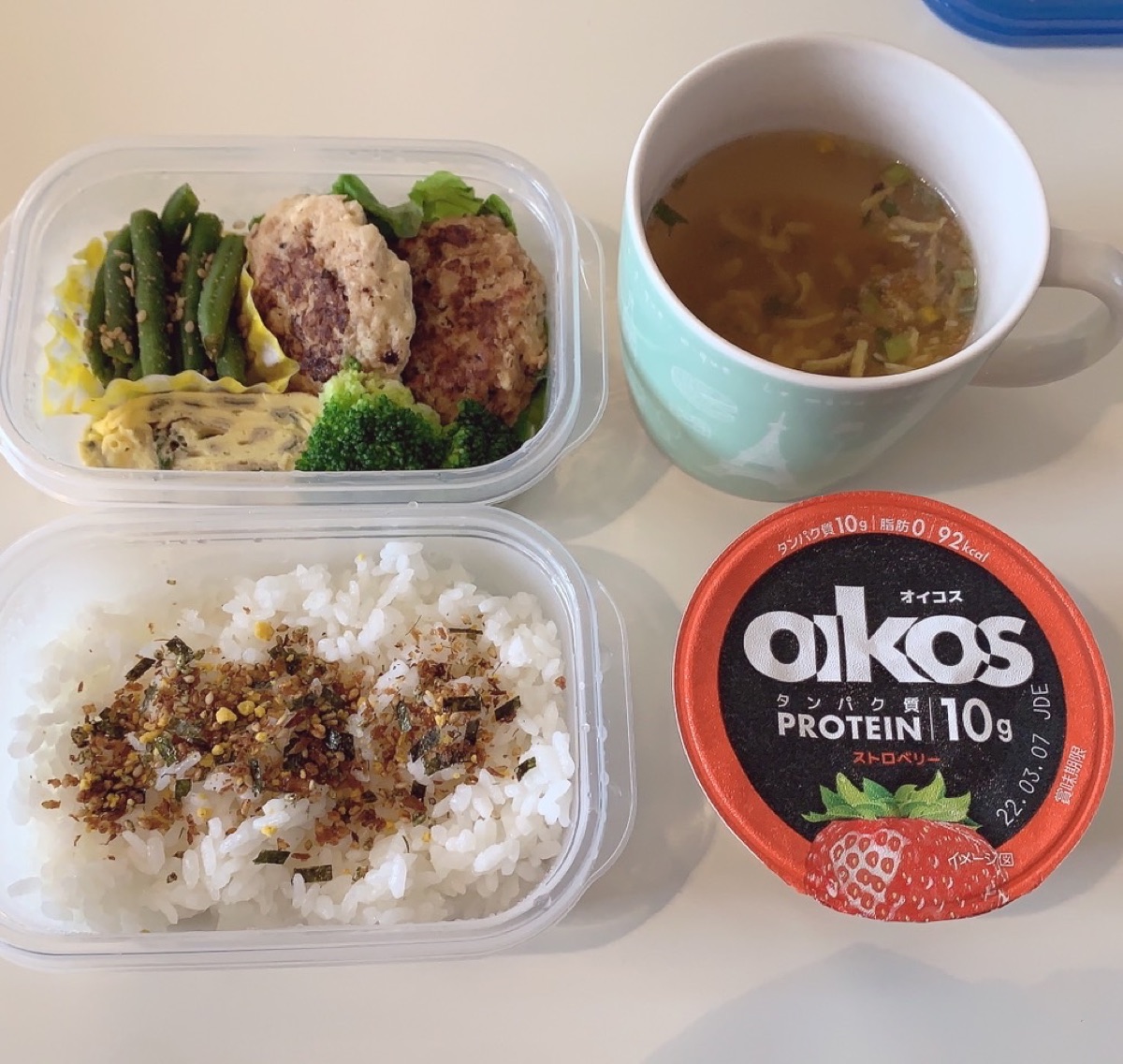 ダイエット中の朝ごはんの例。ご飯・主菜・汁物・ヨーグルトを組み合わせたバランスの良い一食