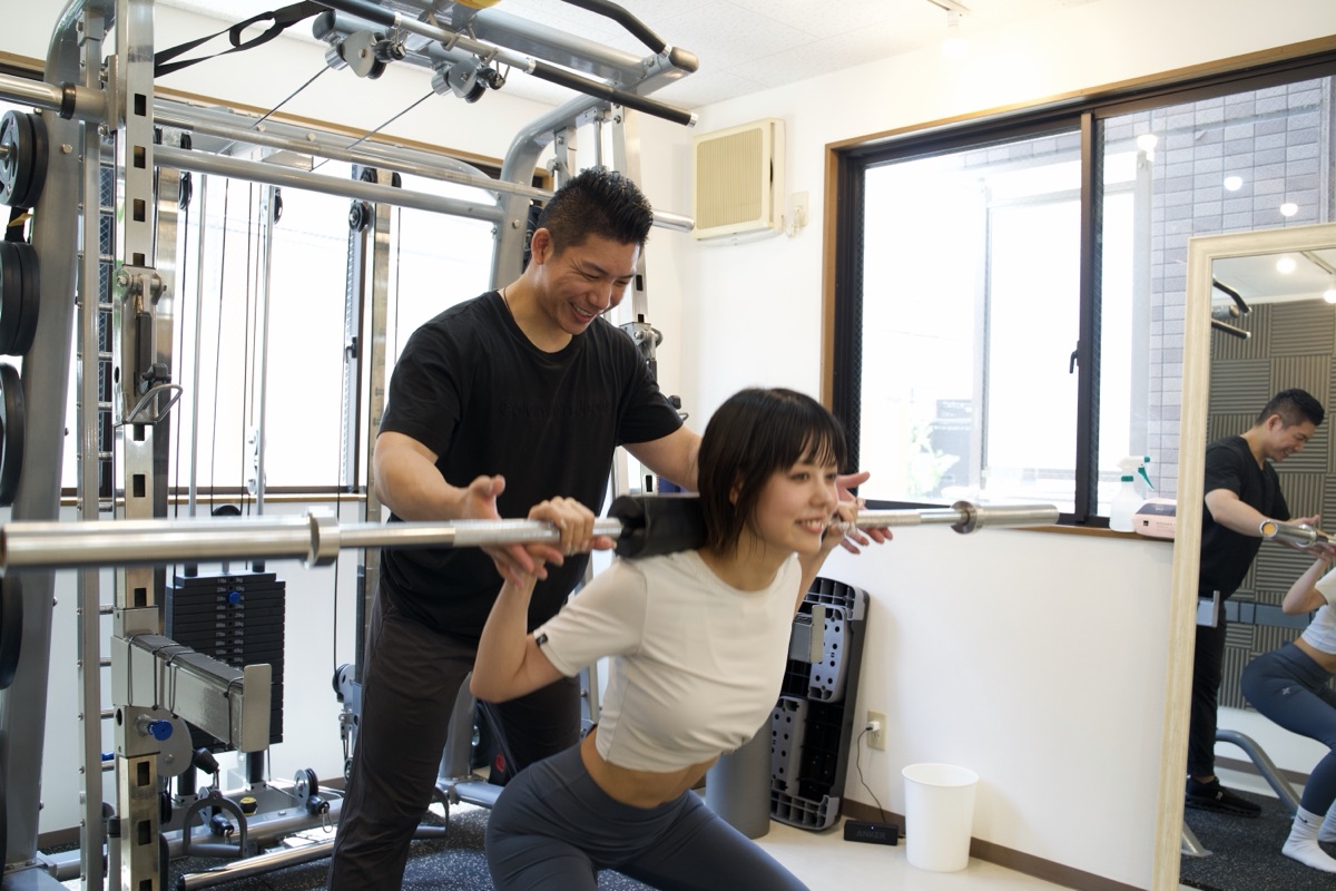 完全個室のパーソナルジムでマンツーマン指導を受ける様子
