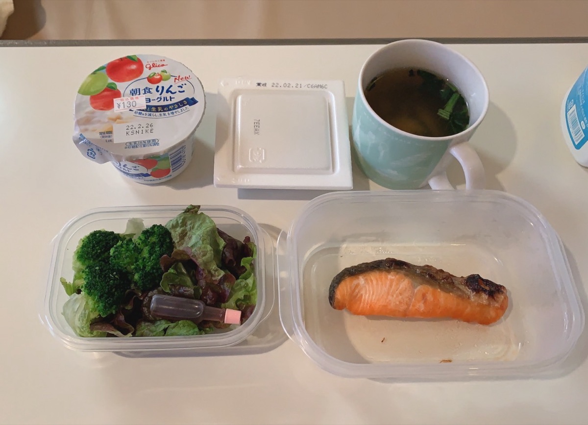 腸活を意識した朝食。ヨーグルト・味噌汁・野菜・鮭を並べた食事の例