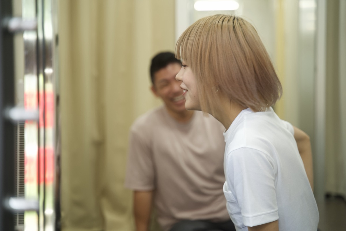 無料カウンセリングで相談する女性とトレーナー