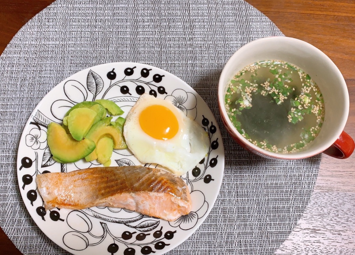 たんぱく質と野菜をそろえたバランスのよい食事