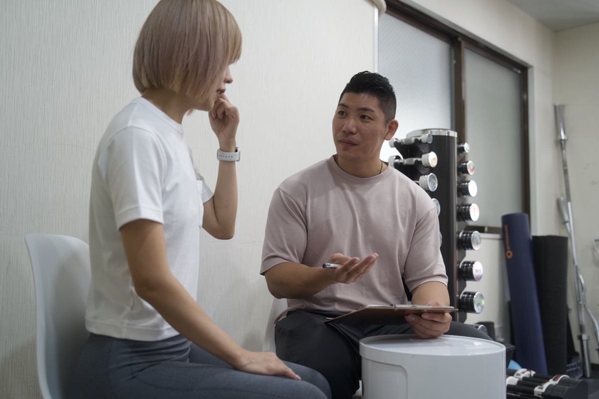新長田のパーソナルジムで無料カウンセリングを受ける女性