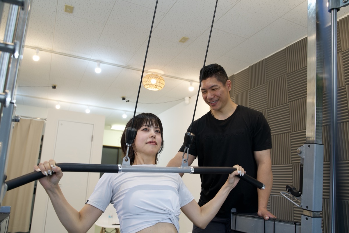 新長田のパーソナルジムで担当トレーナーの指導を受ける様子