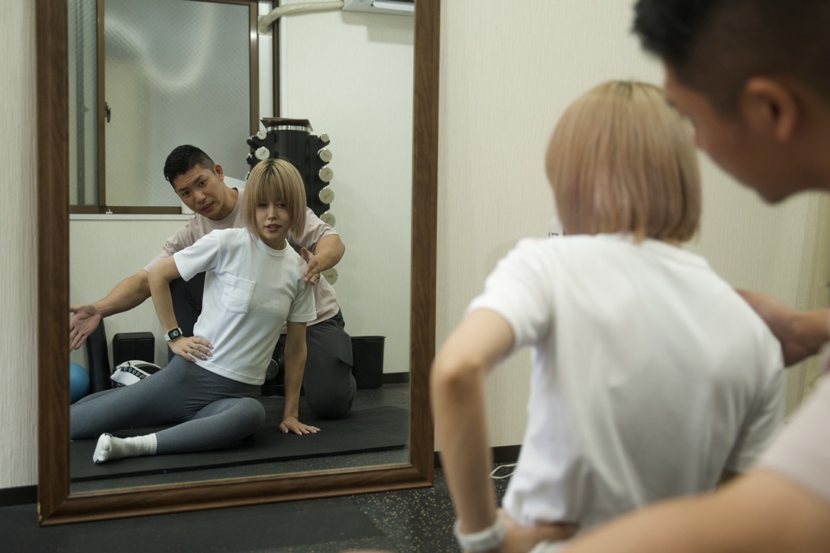 新長田のパーソナルジムでストレッチの指導を受ける様子