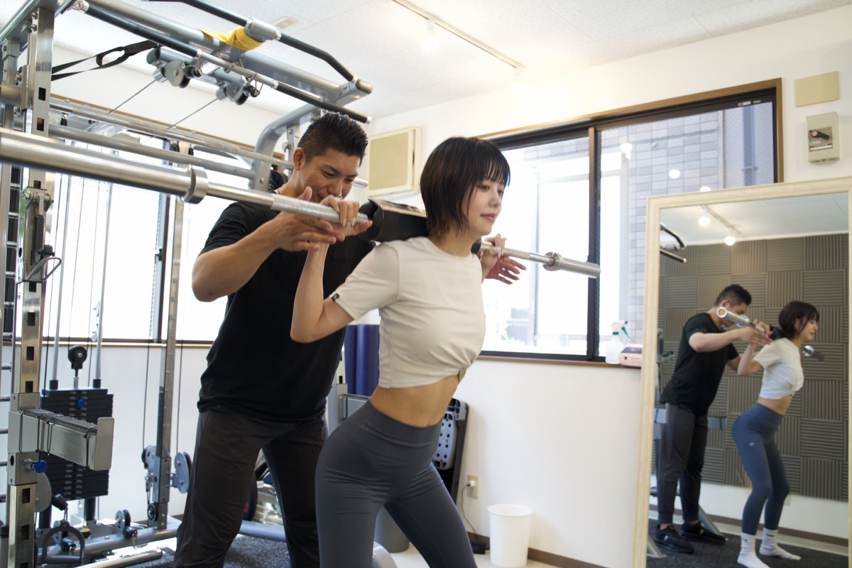 新長田でおすすめのパーソナルジムでトレーニングする女性