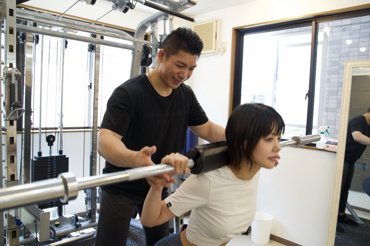 新長田の安いパーソナルジムでトレーニング指導を受ける女性