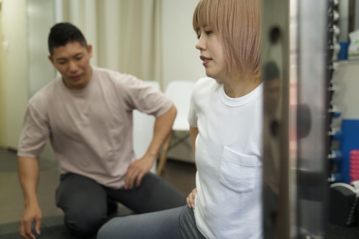 ストレス太りを防ぐためにトレーニングを行う女性とトレーナー