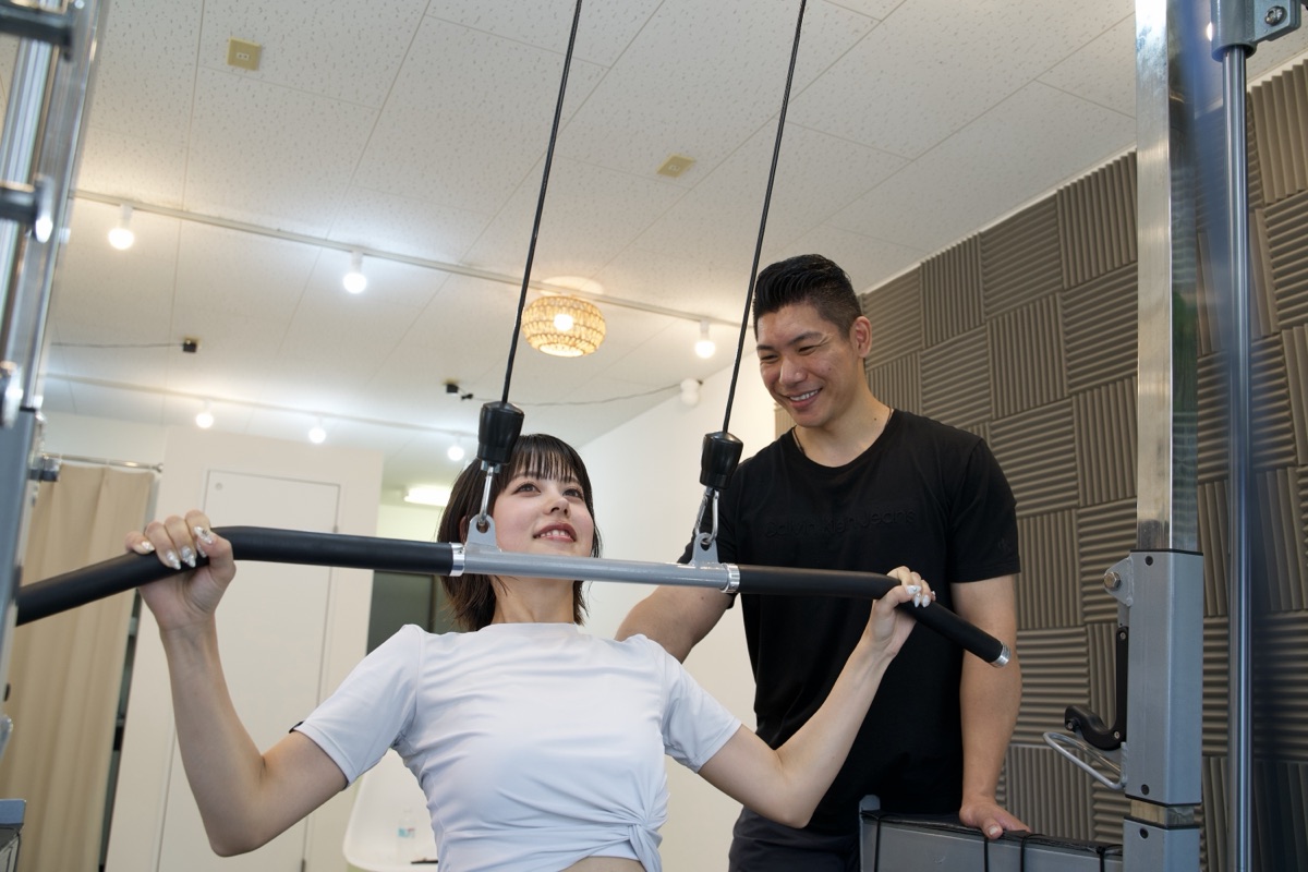 立花駅店で完全個室のパーソナルトレーニングを受ける様子