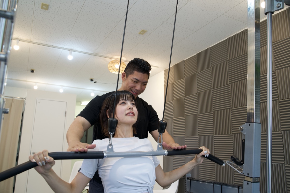 立花のパーソナルジムで女性が指導を受ける様子