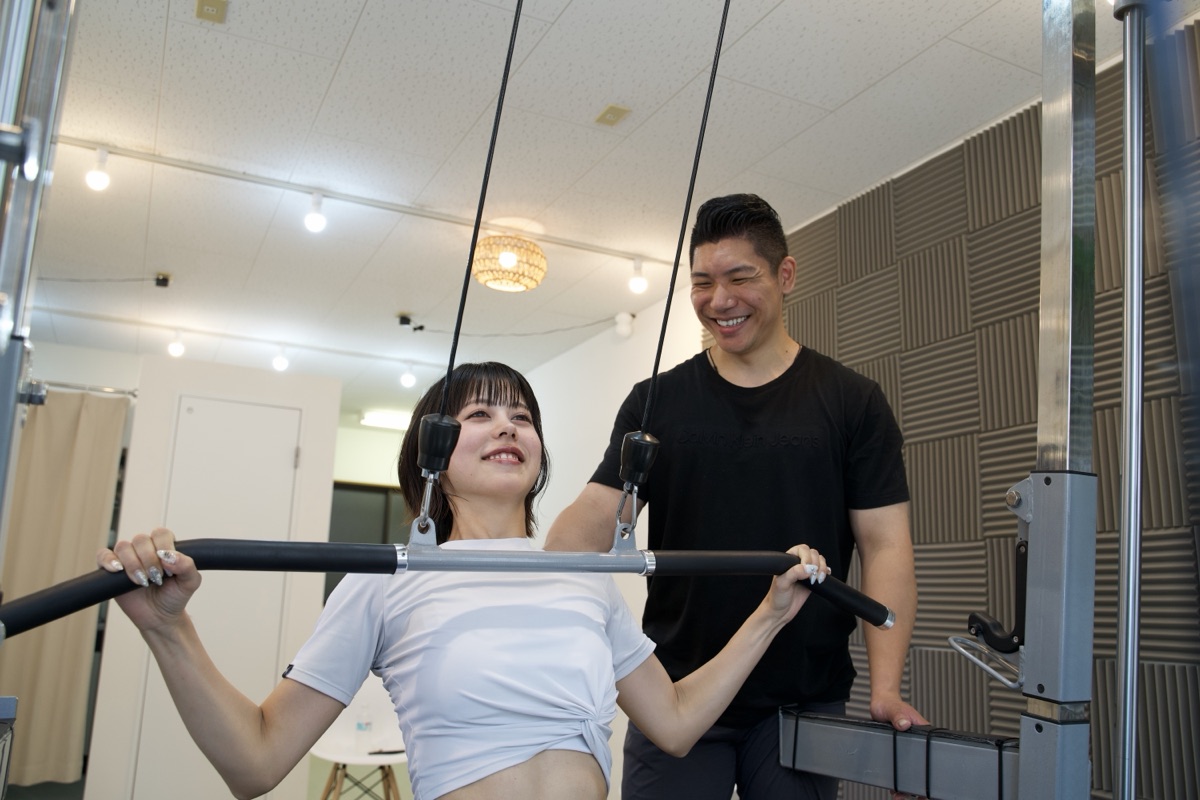 パーソナルジムで体脂肪を落とすトレーニングを行う女性