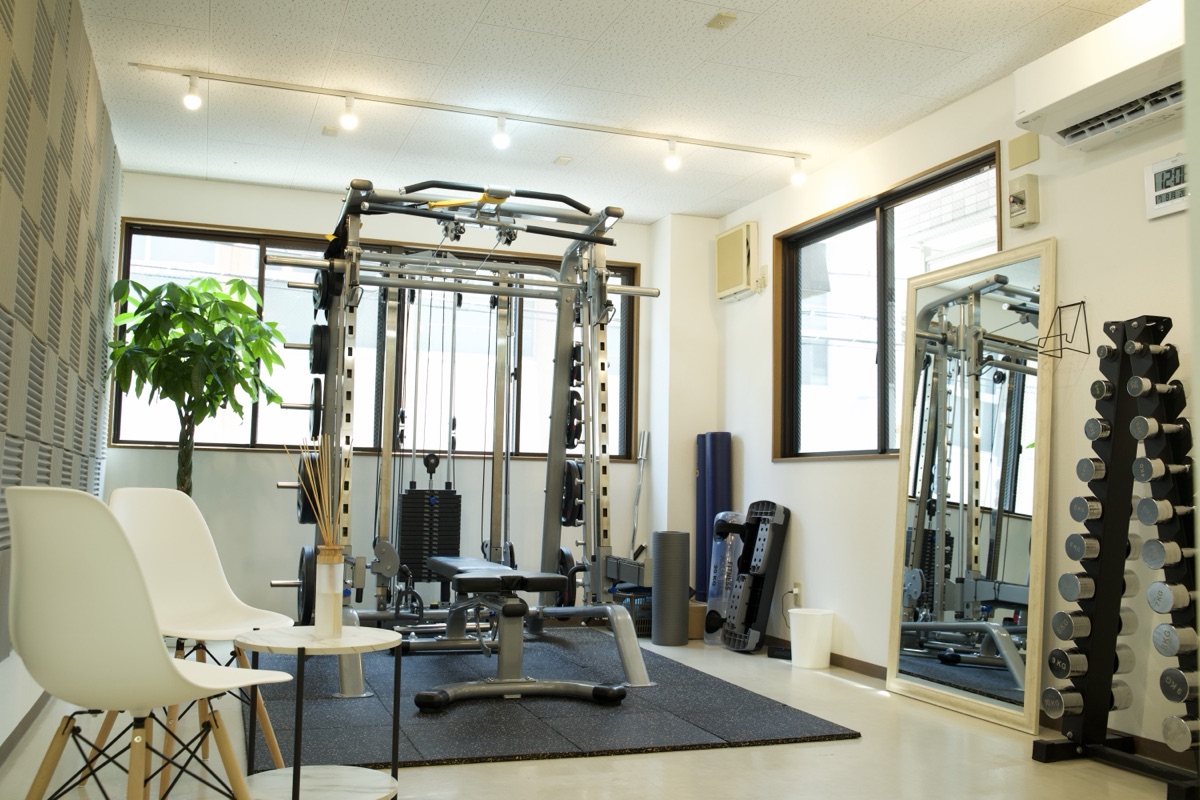 Weight Downの完全個室トレーニングルームとマシンの様子