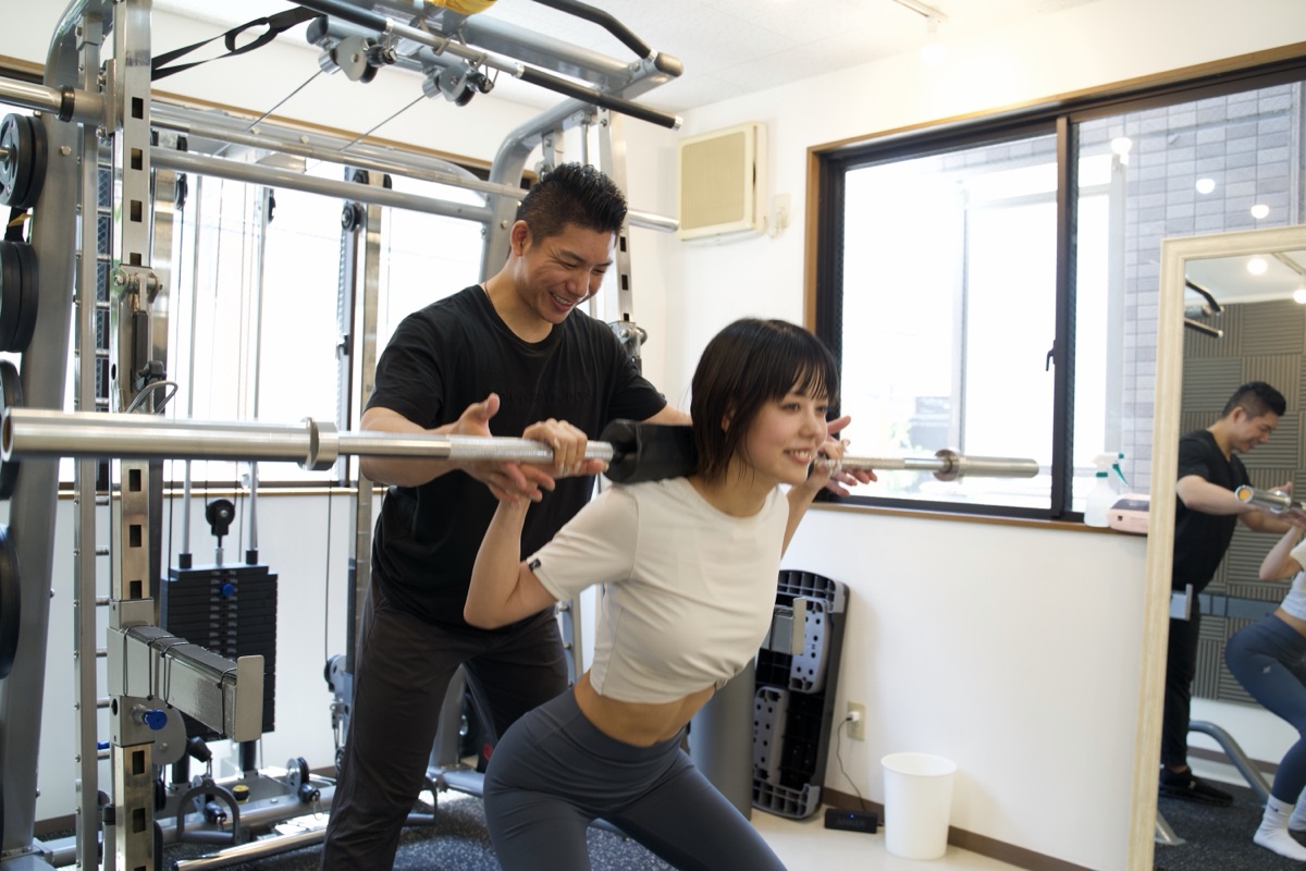 摂津本山・岡本のパーソナルジムで秋からダイエットを始める女性とトレーナー