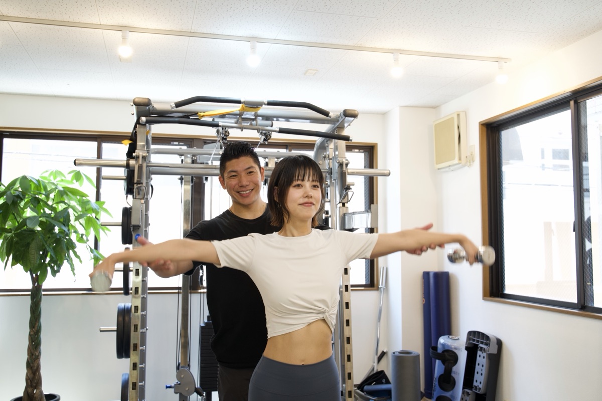 住吉駅店でブライダルダイエットのトレーニングをする女性とトレーナー