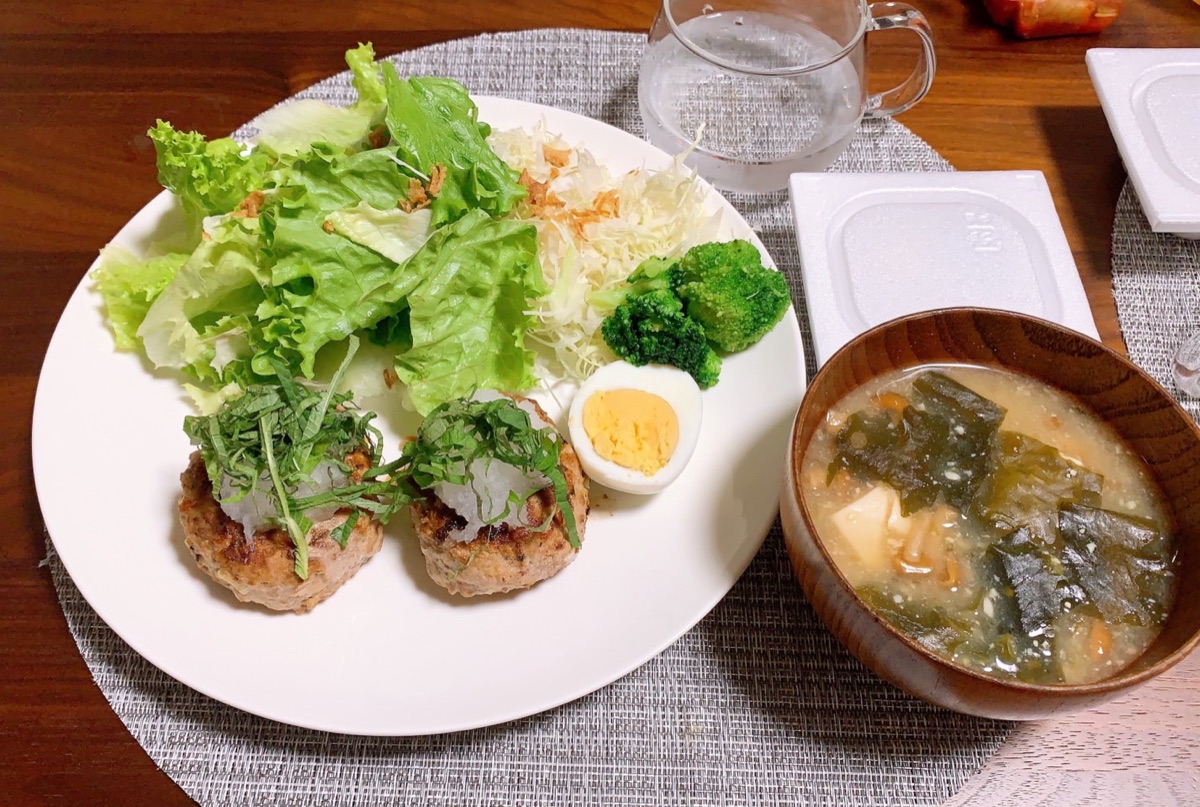 汁物と野菜サラダ、たんぱく質がそろったダイエット向けの定食