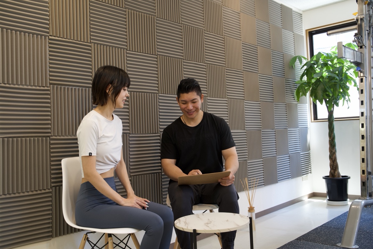 尼崎のパーソナルジムで無料カウンセリングを受ける女性とトレーナー