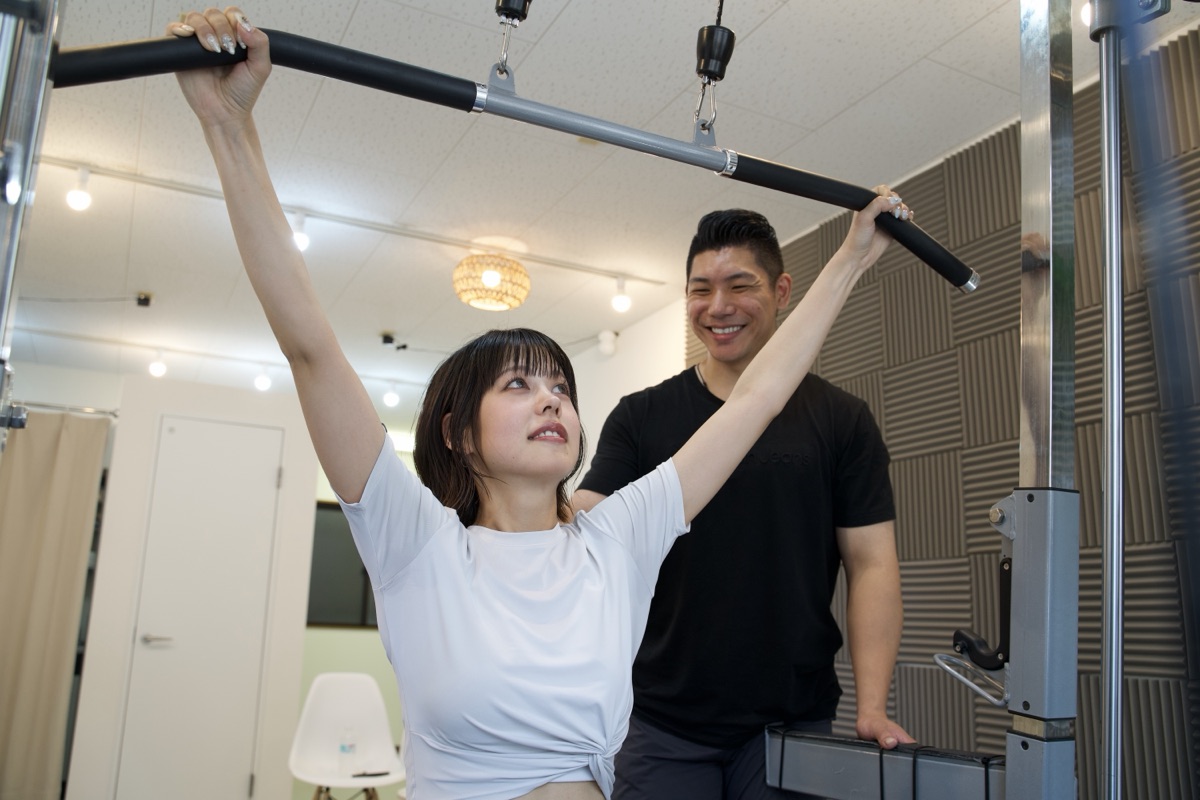 垂水のパーソナルジムで仕事帰りにマンツーマン指導を受ける様子