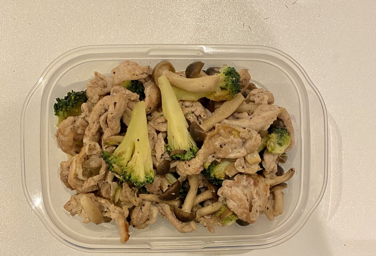 野菜ときのこ、鶏肉を組み合わせたたんぱく質中心のおかず