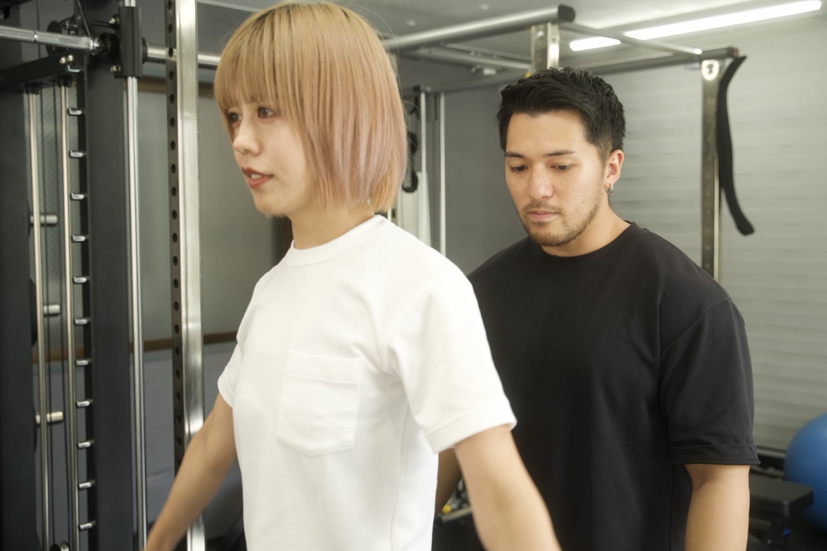 トレーナーがフォームを確認しながら行うパーソナルトレーニング