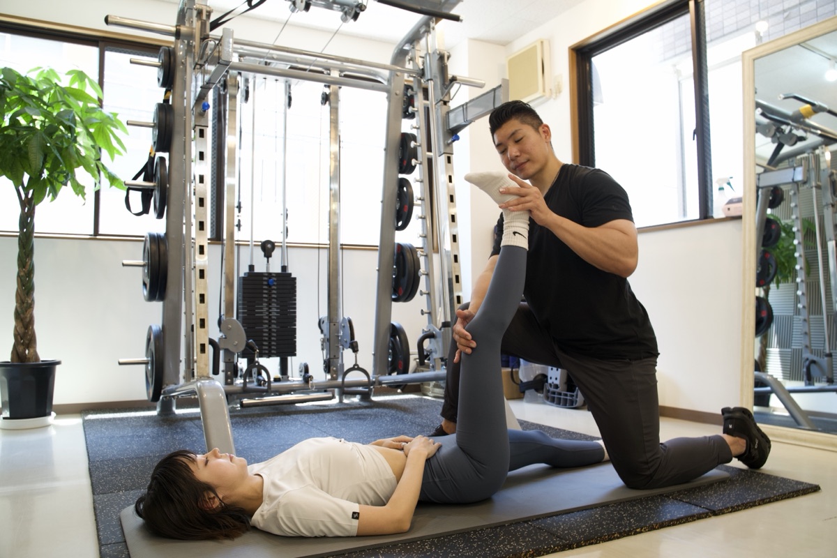 トレーニング後に太もも裏をストレッチする様子