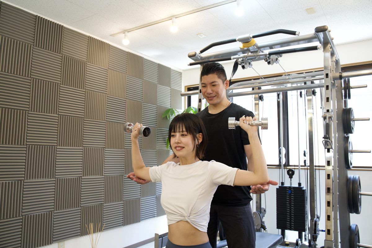 トレーナーが肩のフォームを確認しながら行うパーソナルトレーニング