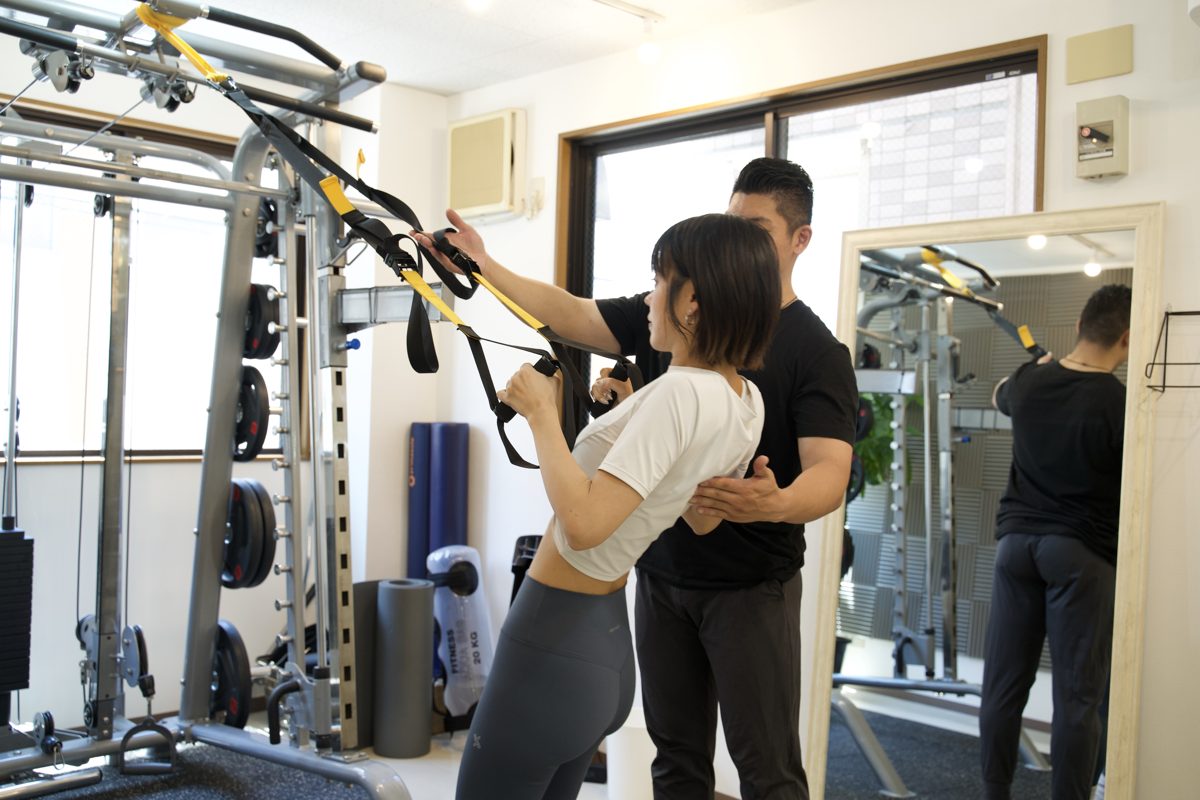 TRXで背中を鍛えて巻き肩を改善するトレーニング