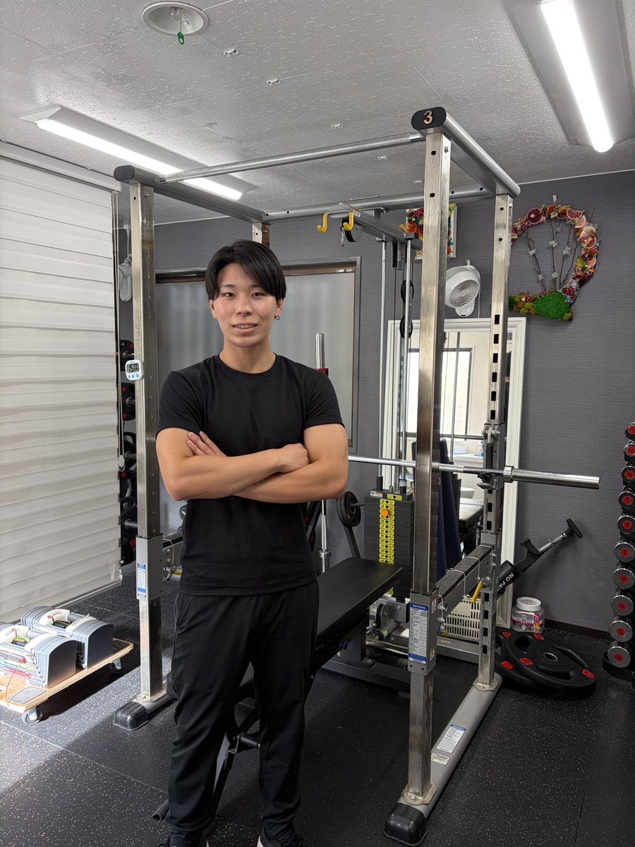Weight Down 灘駅店のトレーニングルームに立つさかぐち ひうトレーナー