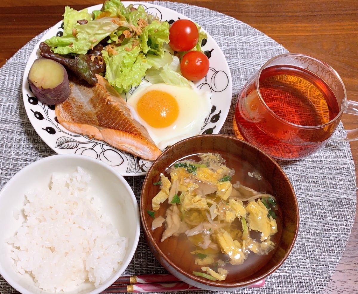 垂水でダイエット中の食事例 鮭と卵とご飯のバランス定食